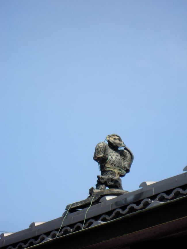 もろずみさんは飾り瓦を見つけるたびに写真を撮っています。<br />良い絵が撮れたでしょうか。<br /><br />「これは何だろう、恵比寿かな」<br />と言っていましたが、何だかよくわからない。<br />「毘沙門天?」<br />なんて言ってた人もいたけれど、<br />私にはカラス天狗にしか見えない(没)