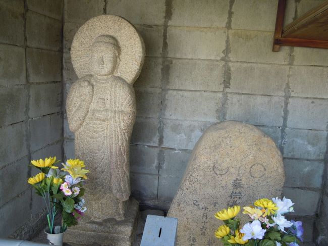 白毫寺の近くに祀られていた薬師如来さま。<br /><br />薬師さんの隣の石は何んだろう。<br />「月」と「太陽」の形した目のついた変な顔のお化けみたい。