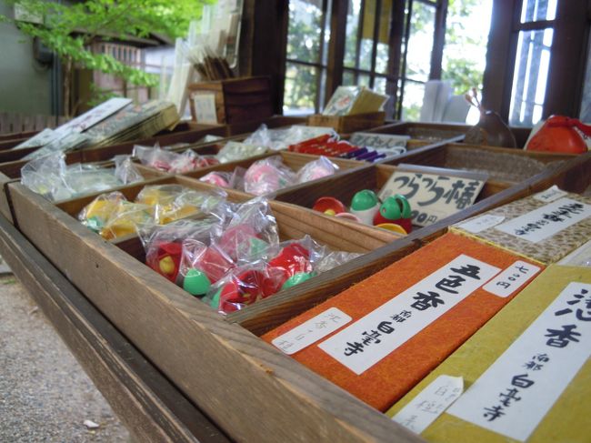 受付の売店には椿の土鈴など可愛らしいものが売られていました。<br /><br />天智天皇第7皇子志貴皇子の離宮に建てられたお寺としたのに始まり、空海の師・勤操が開山したと言われています。<br />天武天皇の治世、天皇後継問題からはずされていたため風雅な世界に道を求めたのでしょうか、早蕨の和歌や明日香風の和歌など静謐な和歌が残されています・・・ので、いつもの私の癖で美男子ということにしてあります。<br /><br />笠金村が志貴皇子の死を悼んで詠んだ歌碑があったような。<br />多分もろずみさんかはな☆さんがUPしているでしょう〜