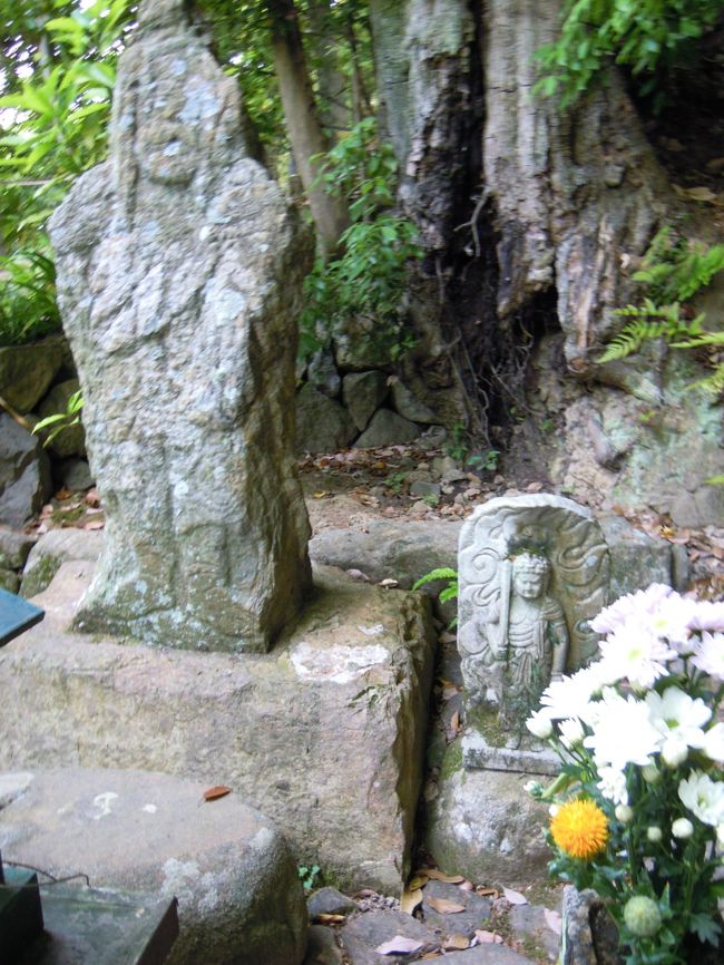 大小の不動明王。<br /><br />この写真を撮ってる姿をはな☆さんに撮られていました。<br />私もだけど、今回メンバーの後姿の写真が多かったです。<br />背後に隙あり!<br /><br />大きい不動さんはもうお顔が磨耗しています。<br />長年風雨にさらされていたのでしょう、なかなかの貫禄です。<br />おチビさんの方は真新しいですなぁ。