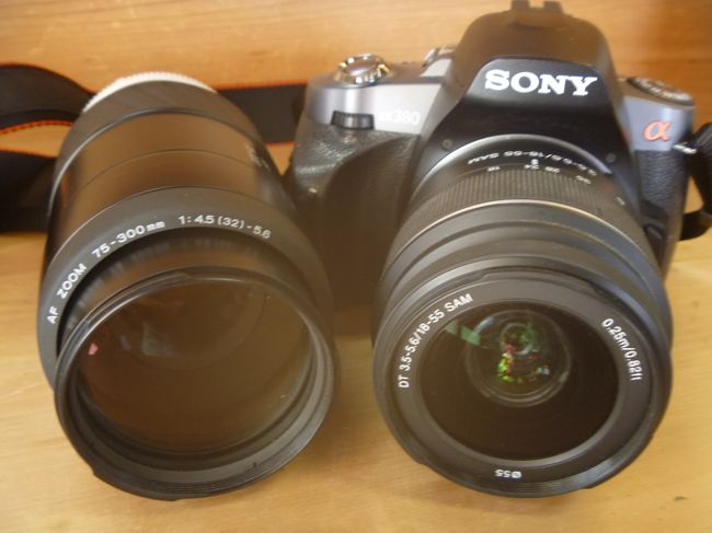 機材DSLR-A380、DT 18-55mm F3.5-5.6 SAMとAF75-300mmF4.5-5.6<br /><br />これらをキャリーバックに収めてっと♪