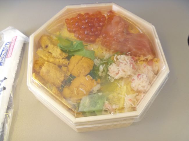 沖縄へ行くのに；；二人とも北海道産の空弁をチョイス♪<br /><br />この佐藤水産のお弁当は皆美味い<br /><br />酢飯にはコンソメスープが良く合うｄ（＾−＾）ﾈ!