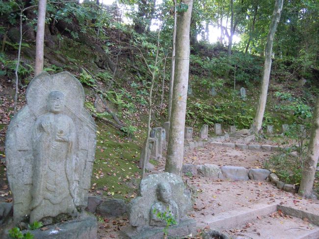 手前が十王地蔵。<br /><br />まあ古いと言ってもつい最近、江戸時代の石仏だと思います。