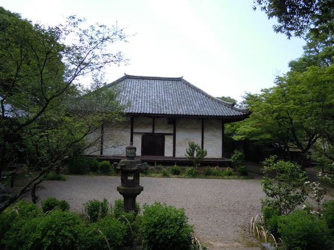 本堂。<br /><br />御本尊阿弥陀如来に<br />脇侍観音・勢至菩薩が控えています。<br /><br />例のごとくはな☆さんが<br />「正面からもステキだけど横顔が良いわ〜」<br />とうっとり眺めていました。<br />阿弥陀如来のお側に跪き控えているすらりとした姿のステキなこと!<br />ときめいてしまいます♪