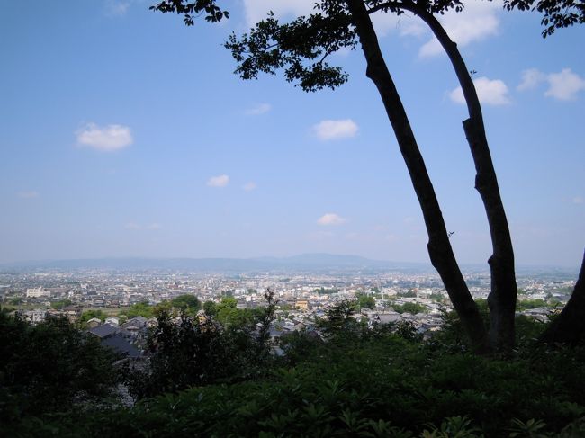 白毫寺は高円山の麓の高台にあるので奈良盆地が見渡せます。<br /><br />正面は生駒山。<br />今回こられなかったかとくみ隊長はあっちの方からこっちを見てるかな〜