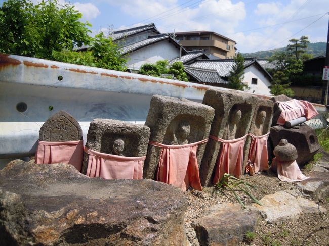 道端に無造作に並ぶ石仏たち。<br />赤い前掛けが色あせていますよ〜
