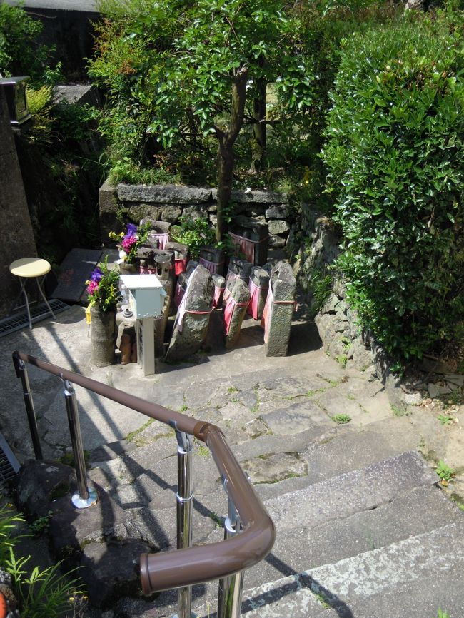 おや、あんな所にも石仏たち。<br />あんな窮屈な所に固まって押し込まれてしまったら窮屈でしょうね。