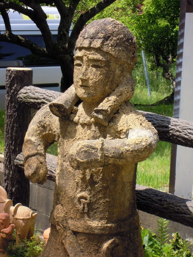 この埴輪が現われたらもう新薬師寺はすぐそこ。<br /><br />この埴輪って、時を忘れたようにずーーーーっと立っています。<br />初めて見たのは大学生の頃だもん。そうとう古いよ(江戸時代の石仏よりは新しいけど^^;)