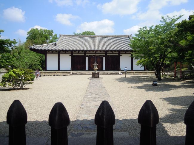 さて、新薬師寺。<br />光明皇后が夫の聖武天皇の病気回復を願って天平19(747)年に建てられお寺。<br /><br />入ったとたん、<br />あれ、キレイに整頓されてる!<br />と皆で口々に<br />「秋篠寺みたいになっちゃった」<br />「秋篠寺の方が数段良いけどね」<br />などと無責任なことを言い合う。