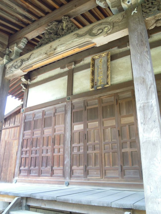 庫裏に盗まれた香薬師像が祀られていたお堂があります。<br /><br />NODAさんだけが奈良に来る前、TVで浅見光彦シリーズ『平城山に消えた女』を見たんだっけ。<br /><br />ちょうど奈良が舞台、それも新薬師寺の香薬師が盗まれたお話。<br /><br />まだ香薬師さんは見つかっておらず、本堂に複製が祀られていました。