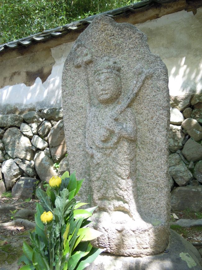 新薬師寺の石仏たちはきちんと整頓されていました。<br /><br />元興寺も以前はてんでばらばらに置いてあった石仏が整頓されていたのを思い出しました。<br /><br />どちらが良いかわかりませんが、以前は荒れた寺という印象でした。