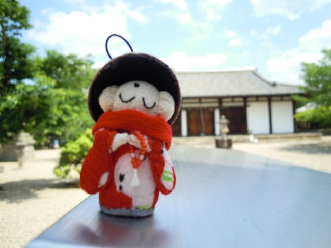 本堂をバックに記念写真。<br /><br />忘れちゃ遺憾よ、本堂には国宝薬師十二神将が薬師如来さまをお守りしているのだ!<br />でも、皆さん十二神将への評価は低かったようです。。<br />私個人は十二神将より目のぐりっとした本尊の薬師如来の方が好みです。<br />「秋篠寺の薬師如来と似てるわよね」<br />は、誰ともなく自然に出た言葉。<br />本堂には誘拐された香薬師さまのレプリカが置かれてありました。<br />『平城山に消えた女』では原作では誰が持っていたのかわかったんだっけ?<br />テレビでは行方不明のままだっけ?<br />私たちには話題の的の香薬師さまでした。