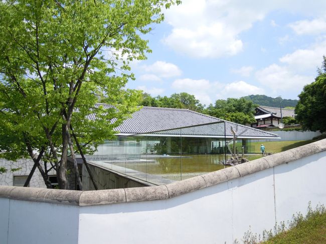 皆に意外だという顔をされるのですが、私は新薬師寺の隣にある入江泰吉記念奈良市写真美術館に行った事がなかったので、行きたいとリクエストしました。<br /><br />黒川紀章氏設計でガラス張りに瓦屋根。<br />モダンでありながら歴史的な環境と調和しています。