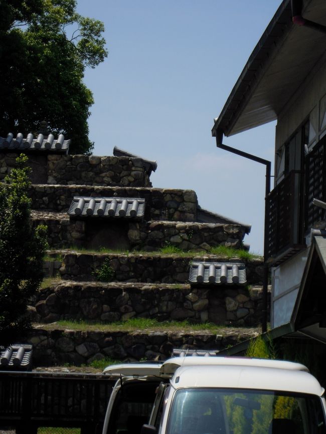 めぐみ☆さんと近鉄奈良駅の行基菩薩像の前で12時半に待ち合わせをしています。<br /><br />近鉄奈良駅へ行く「破石町」バス停近くに頭塔があるのを知りました。<br />3年前友達と来た時、公開していた頭塔を見損なったので、遠くからでも見られて良かった。<br />僧玄昉が藤原仲麻呂により筑紫に流され処刑された時、頭がここまで飛んできたため埋葬した地だと言われています。<br />似たような話はどこにでもあるのですね。