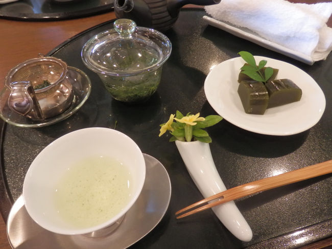 冷茶に美味しい羊羹が添えられてます。