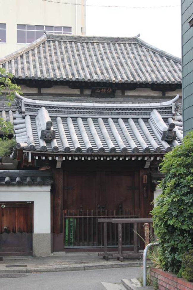 古いお寺を発見。瓦が時代を感じさせます。<br />ここは非公開のお寺さん「常徳寺」さんで日蓮宗でした。