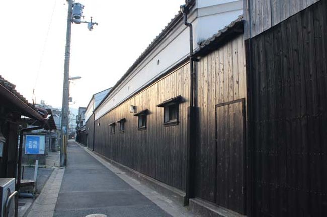 次の角まで続く建物は何？