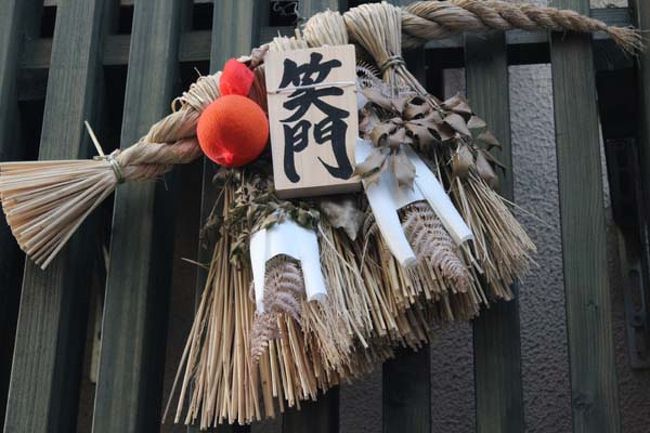 餅飯殿商店街の和菓子屋さんでみたしめ飾り。<br />伊勢神宮あたりでは１年中飾ってあるとか…（翌日通った時に聞きました）