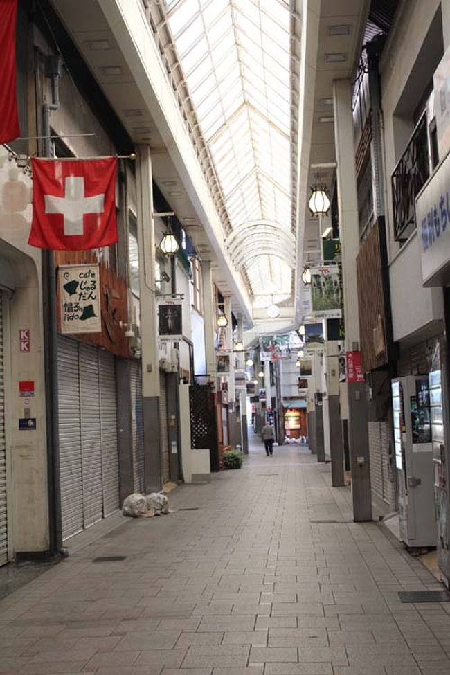 早朝の商店街は閑散として静か…