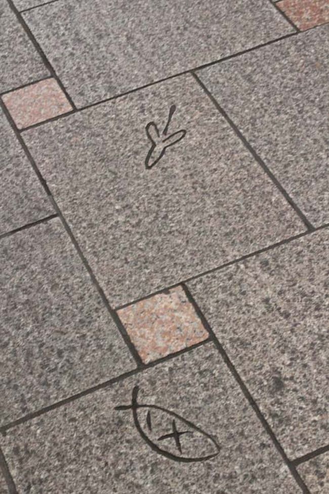 ふと足元を見ると、赤膚の模様がありました。<br />可愛い絵ですね。