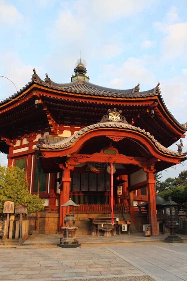 興福寺・南円堂が朝日を浴びてキレイです