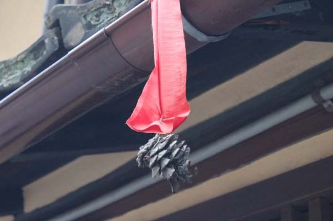 お店の軒下に松ぼっくりが下がってましたが、何か意味があるのでしょうか？？<br />５〜６個下げてありました。