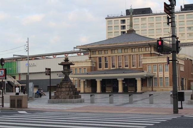 初めて奈良を訪れた時は、ここが駅舎でした。<br />今は観光案内所です