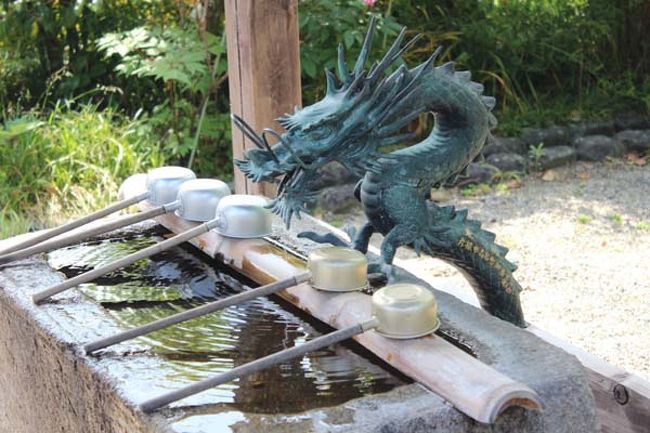 立て札に「徳川四代将軍　家綱公　御寄進の手水鉢　寛文二年(1662年)三月の銘あり」と書いてありました。<br />恐れ多くて手も洗えない…洗っちゃいましたけど(苦笑)