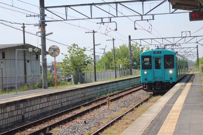 此方は上りのホーム。下りのホーム陸橋下で、ご婦人方が何やら騒いでおりました。<br />「はよ来な、電車がくるで」<br />「はいはい、(携帯電話を掛けてる）ちょっと、電車が来たら足止めしといて、何とかできるやろ」<br />「出来へんわ」<br />「でけるて…　はいはい(やっと繋がったみたい）」<br />（上りのホームでは「そんな田舎とちゃうし、しかもバスじゃなくて電車やし(苦笑)とボソッと言ってる若者が居ました）<br /><br />電車を止めることなく何とかセーフ！<br />そんな話を面白く聞いていたら…<br />２両編成の電車の１両目しか扉が開かないのは知っていたが、、<br />まさか１番目と４番目の扉しか開かないとか…<br />焦って１番目の扉まで移動（２番目の扉前に居た）<br />メモしておこうっと( ..)φメモメモ