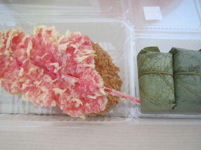 ＪＲ奈良駅まで戻り、スーパーでお昼ご飯の調達。<br /><br />紅生姜の天ぷらと柿の葉寿し(鮭）<br /><br />紅生姜の天ぷらはＴＶケンミンショーで見てた。<br />あれは奈良じゃなかったような？！<br />記憶が曖昧…<br /><br />一度食べてみたかったので買ってみた<br />以外に(失礼！)美味しかった。<br /><br />昨夜は両腕の痛みで眠れなかったので、集合時間まで間があるので仮眠…<br />ちなみ両腕に、冷えピタを貼ってみた。<br /><br />