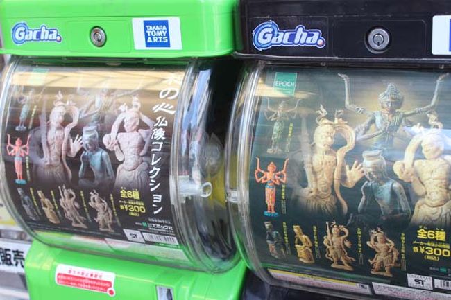すこーしだけ復活！<br />高速餅付きのなかにしさんの横にこんなガチャガチャを発見<br />んーー奈良らしいなぁー<br /><br />写真撮っていたら、買うのを忘れた。<br />どんな出来栄えなのか見たかった！