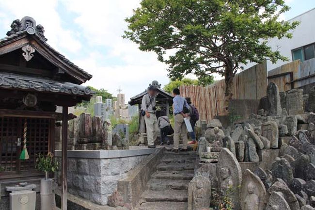 ダーと駆けて行くから何かな？と思ったら…<br />こちらのお地蔵さんも色が付いていたのかな？！