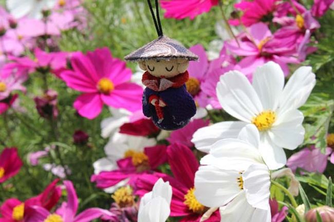 コスモスとミニ地蔵<br /><br />「ファックション！　花粉症なので止めてくれぇー」<br />「まま、そんな事言わずに１枚…ね。すぐ終るから…」<br />「仕方ない…南無…」