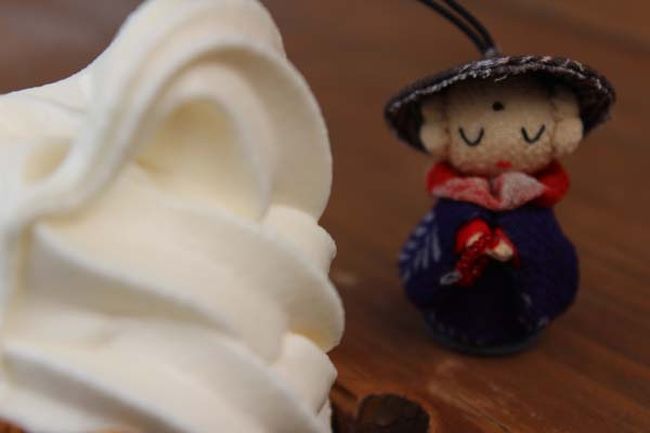 般若寺を出てすぐ近くの植松牧場のソフトクリームを食べに行きました。<br /><br />「写真撮影、お疲れさまでした。」<br />「おーー、これが噂のソフトクリームかの？！　そんなに見ていられたら食べづらいじゃろ…」<br />「あっ、これは失礼！」<br />「ガブリ！！」<br />「えーー、そんなに…(-_-;)」<br />「なに、、ギャラ分じゃよ(^_^)」