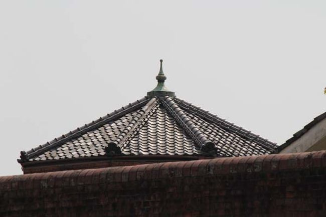 何処のお寺…と聞きたくなるような屋根（少年刑務所）