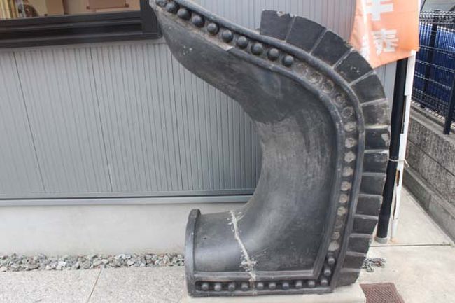 瓦職人さんのお宅。鴟尾が置いてありました