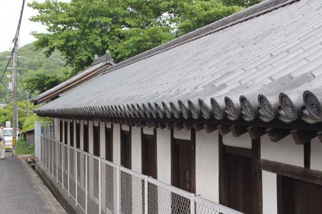 北山十八間戸（北山じゅうはちけんと）<br />Wikpediaによると「東西約37メートルあり、内部は18室に区切られている。1室の広さは2畳ほど」らしいです。