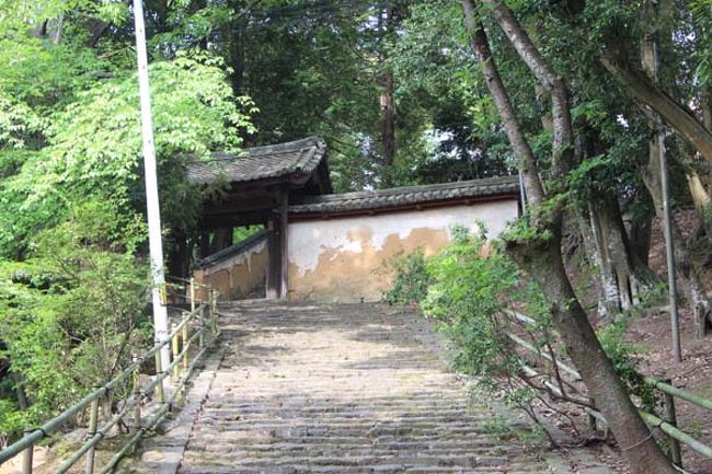 知足院の山門が見えてきました。<br />観光客は誰も来ない？！<br />静かなところです。