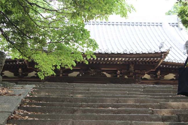 知足院の甍が見えてきました。