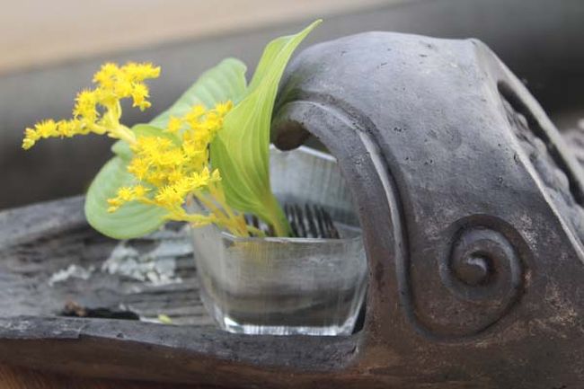 瓦に花…ご住職が活けたもの。さすがですね！ステキです