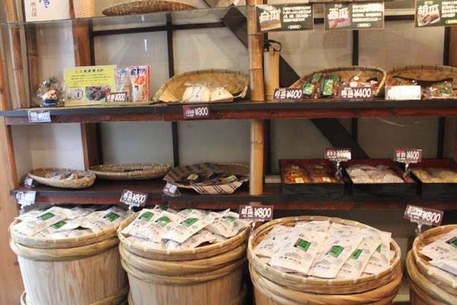 途中、奈良漬を買うのに、寄り道して貰いました。<br />此方は、灘の白雪の奈良漬でした(苦笑)