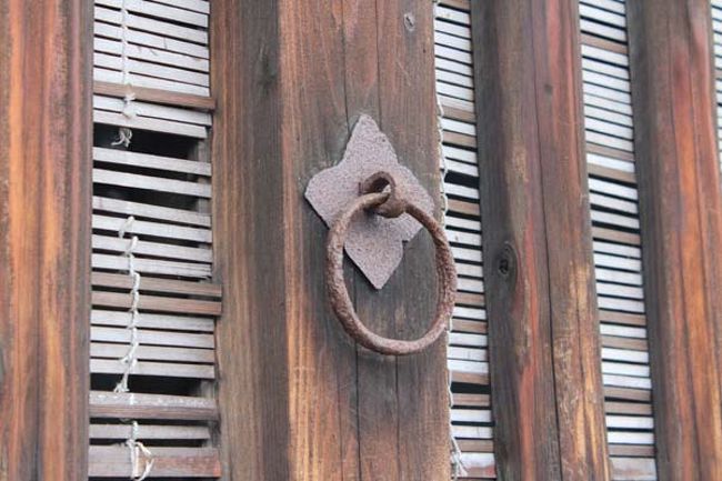 馬を繋ぐ金具。