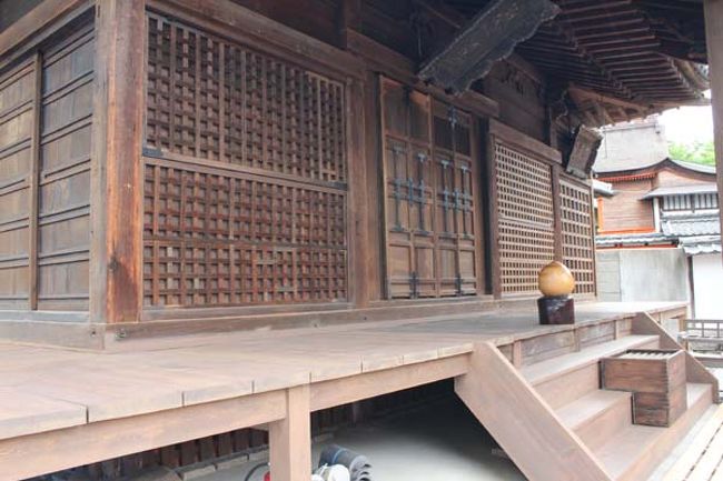 現在の薬園寺さん。<br />市の文化財から県の文化財になったそうです。<br />修復工事を終え、きれいになりました。<br />今では、消防署と直結になったので、護摩焚きが出来ないとか…。<br /><br />ご住職はお留守でしたが、奥様がお堂を開けて仏様の説明をして下さいました。<br />修復工事に至るまでは、大変なご苦労があったようです。