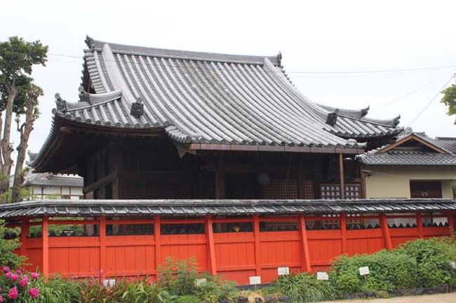 神社側から見たお堂。真ん中の瓦が以前のものかな…ちょっと色が違うから…。<br />まっすぐ建ってますね！（以前は倒れるように歪んでいたから…。）