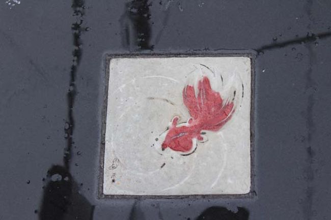 大和郡山と言えばこれ！　金魚ですね！<br />足元に埋めてありました。