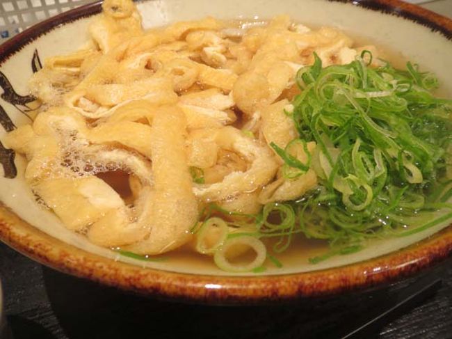 前日のオフ会で三輪さんが絶賛していた「きざみうどん」<br />大和郡山でお昼ご飯を食べそびれて。。<br />コクリコさんと「そうだ、西大寺駅のきざみうどんを食べて帰りましようよ」と意見が一致。途中下車して食べました<br /><br />確かに美味しい！<br />立ち食いだけど、ここなら一人で入れるかも♪