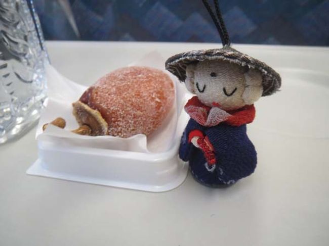 新幹線の中で。コクリコさんから頂いたお菓子。<br />柿の中に白餡？が入っていて美味しかったです。<br /><br />「さて、疲れたから甘いものでも頂こうかのー」<br />「えっ、食べるんですか？」<br />「食べてはいけないのかの？私も写真撮られて疲れたからのぉー」<br />「はいはい、ではお先にどーぞ」