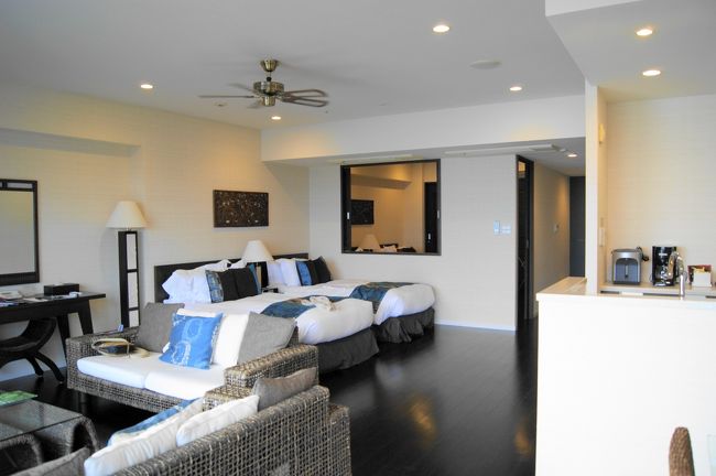 ホテルフロントでアップグレードの申し出がありました！！<br /><br />デラックスタイプ（５５?）からラグジュアリータイプ（７２?）へのＵＰです♪奥のベットルームとは仕切られており、手前はデイベットとして使用ですね。<br /><br />ナイスカフーフロント♪好感度１２０?