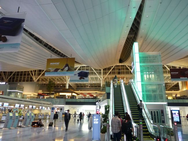 定刻に到着して羽田空港国際線へ。<br /><br />羽田経由にしてから荷物はスルーだし、移動は楽だし。<br />羽田経由止められない〜！<br /><br />GW2日目でしたが、夜9時近くなので、それほど混雑もありませんでした。