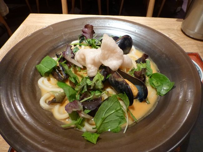 季節のメニューからクリームブイヤベースのおうどん　1280円。<br /><br />つるとんたんってお値段高いなって思っていたら、おうどん３玉まで無料なんですね。<br />皆さん３玉頼まれているようでした。<br /><br />私は２玉にしました。<br /><br />スープは塩味薄めで関西の私には丁度良かったです。<br />おうどんはコシが強かった。<br />次は細麺にしたら良いかもな。